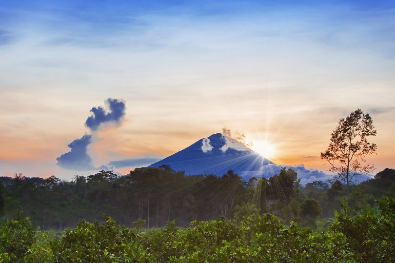 1 01 770 Bali Agung Vulkan auf Sonnenaufgang shutterstock 126317364