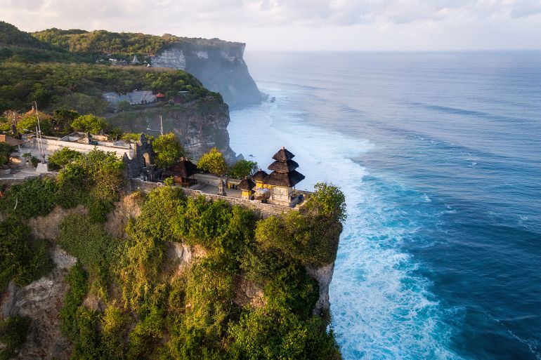 1 04 770 Bali Pura Luhur Uluwatu Tempel bei Sonnenaufgang2. shutterstock 1433767703