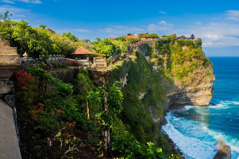 1 06 770 Bali Uluwatu Temple Pura Luhur Uluwatu ist ein balinesischer Hindutempel in Uluwatu2. shutterstock 1182941236