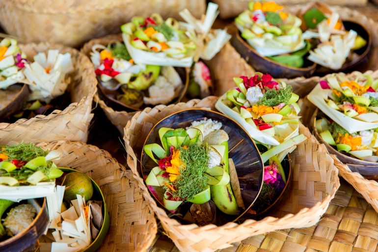 1 07 770 Bali balinesische Opfergaben shutterstock 280415526
