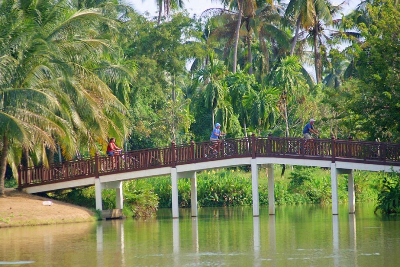 1280 Farben Bangkok Fahrrad ueber Bruecke
