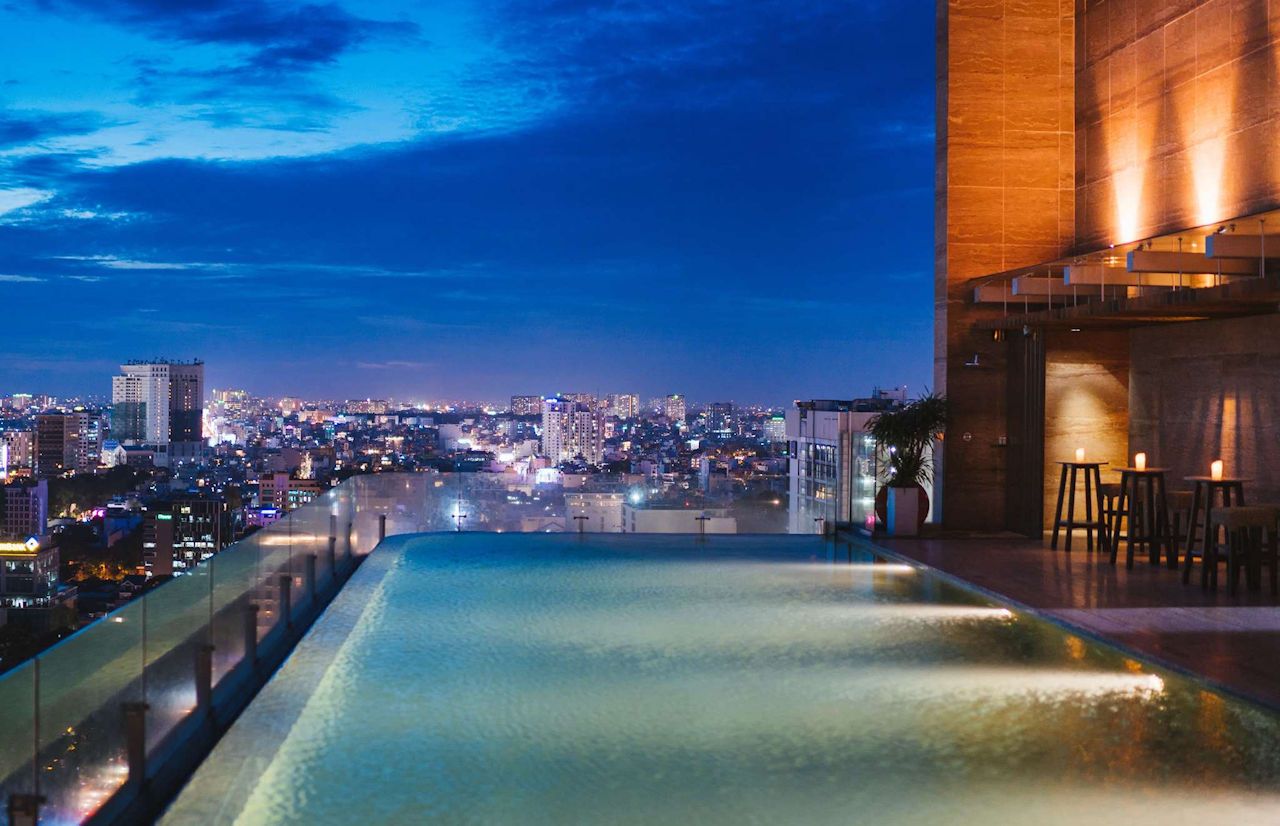 1280 Hotel des Arts Saigon Pool mit Ausblick abends