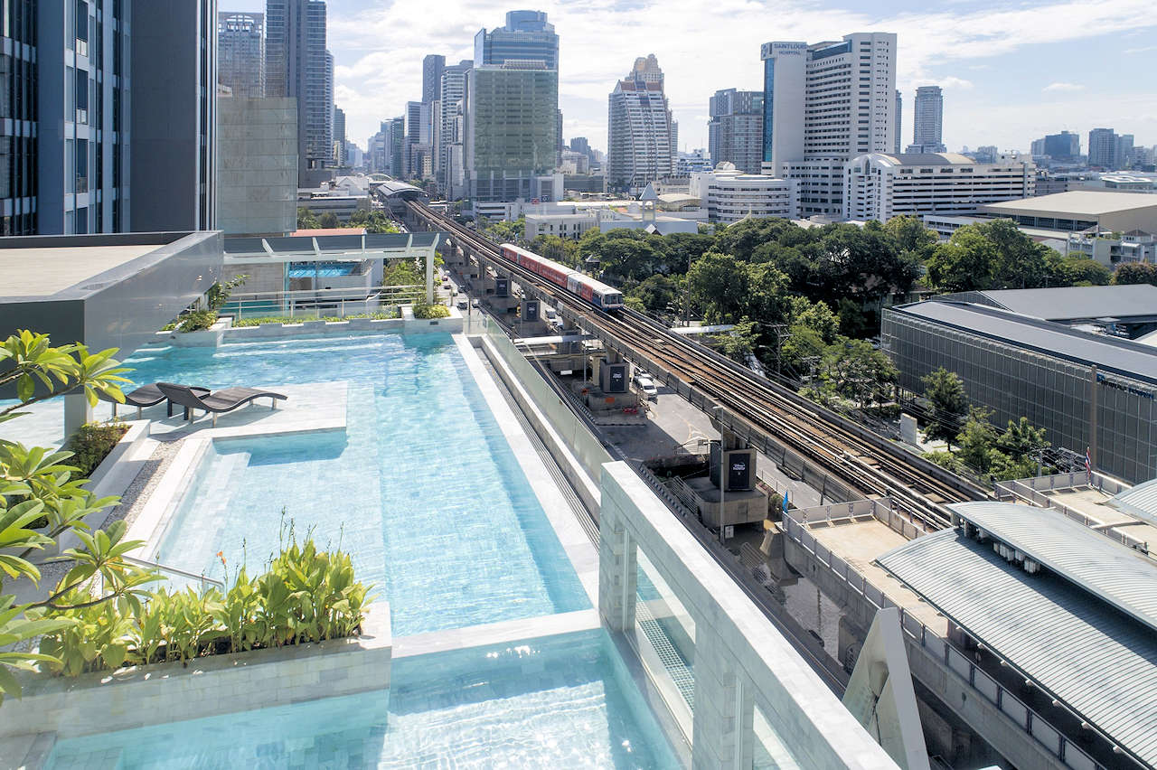 1280 Mode Sathorn Pool mit Blick Skytrain