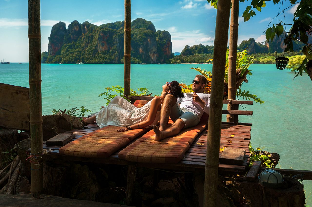 1280 Romantik Couple in love on an island off the coast shutterstock 576927679