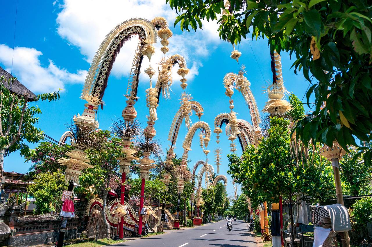 1280 Traditionelle balinesische Pinguine entlang der Strasse Bali shutterstock 729825956