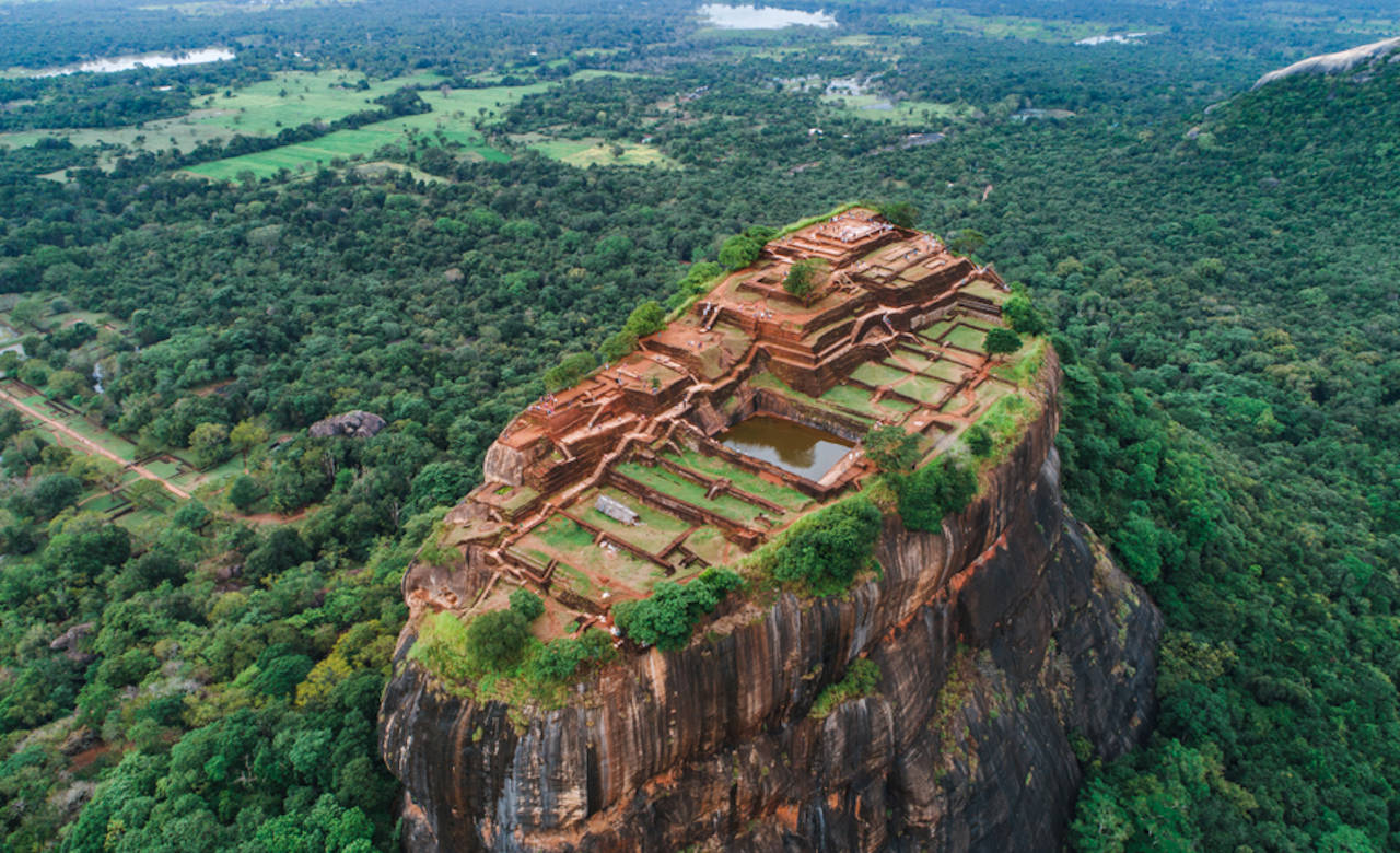 1280 Weltwunder Sigiriya Lions Rock of Fortress in the middle of the forest in Sri Lanka shutterstock 1327703336