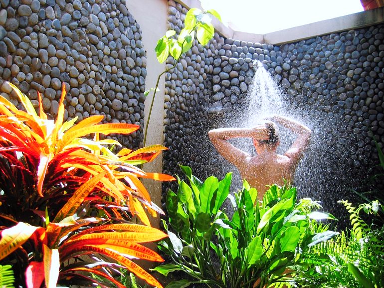 7 05 770 Dajuma Cottages Outside Shower2