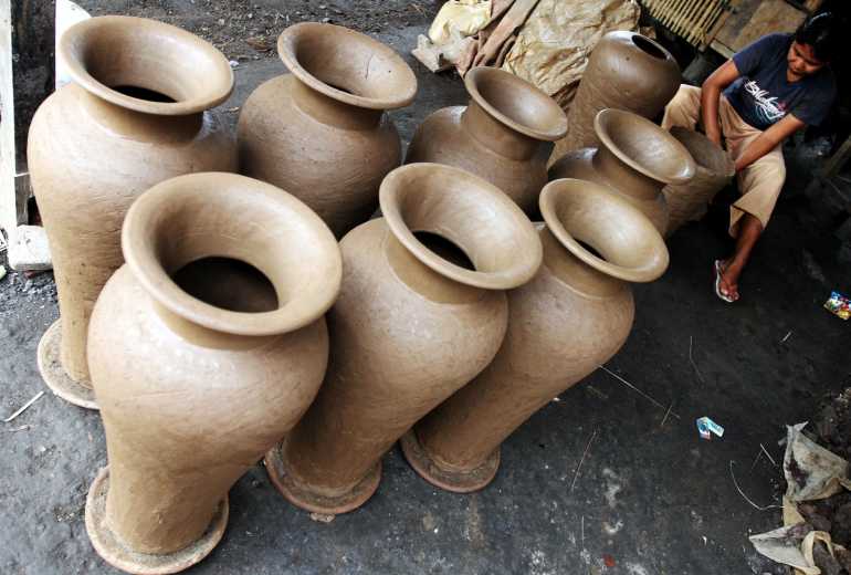 770 Lombok allg 1. Banyumulek pottery village 3