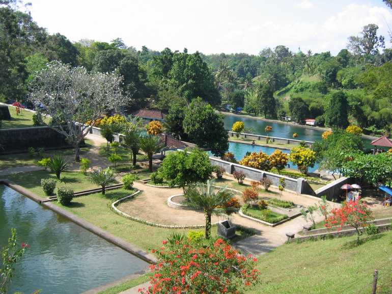 770 Lombok allg 11. Narmada water palace 4