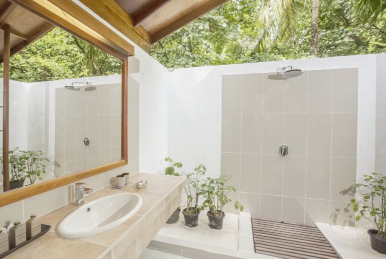 770 Malediven Rheeti Beach Delux bath3 1024x683 1024x683 Kopie