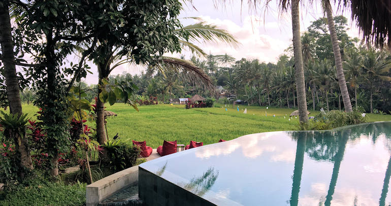 770 Pool von der Seite