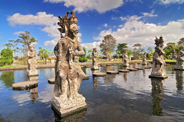 8 02 770 Bali Statue am Tirtagangga Water Palace shutterstock 577260062