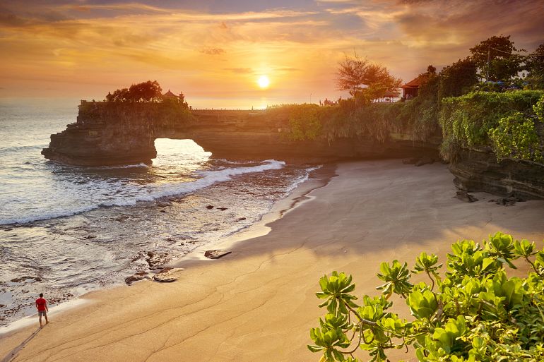 8 03 770 Bali Tanah Lot Temple at sunset shutterstock 460722869