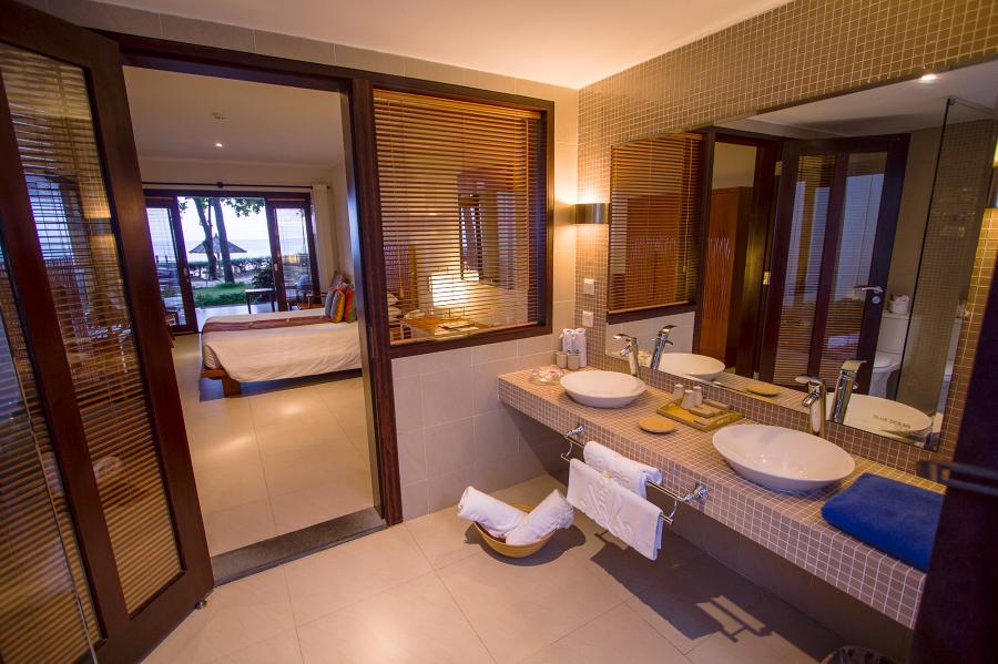 900 Blue Ocean seaviewbungalow bathroomseaview hdr websize