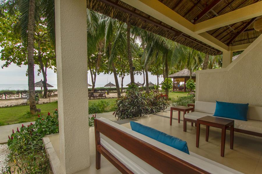 900 Blue Ocean seaviewbungalow front hdr websize