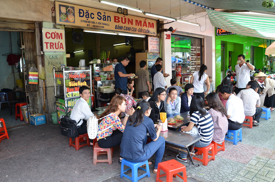 900 Hanoi Streetfood vor Restaurant shutterstock 149922290