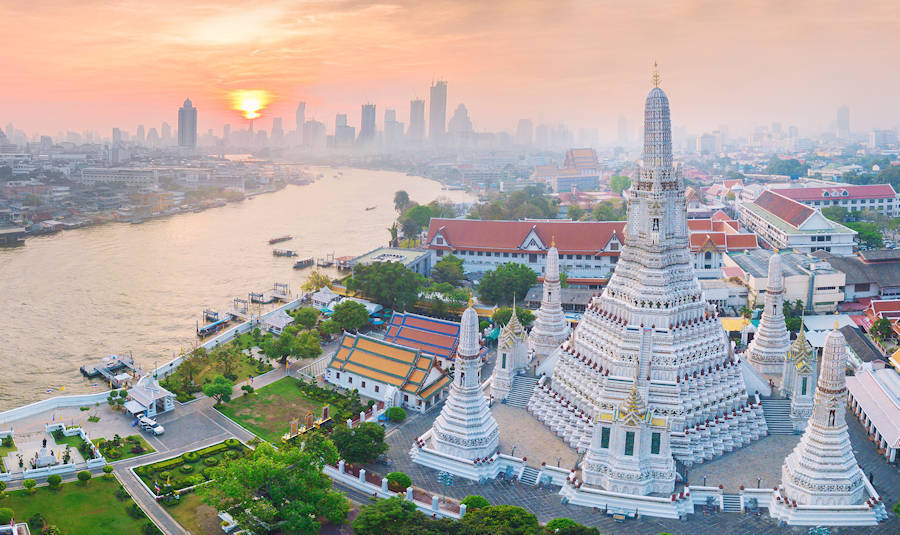 900 Wat Arun Blick auch Chao Phraya bei Sunset AdobeStock 299217820