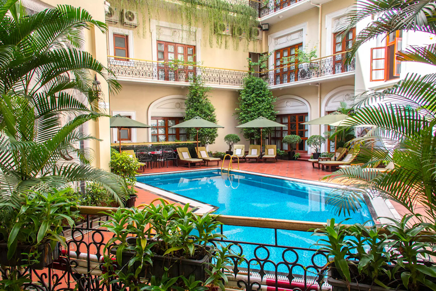 900 hotel majestic pool