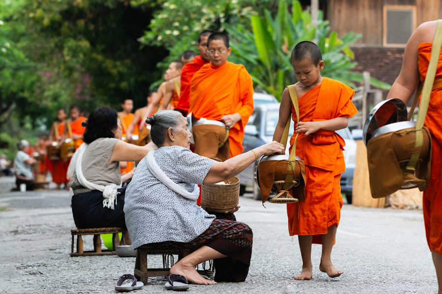 900 moenche in luang prabang shutterstock 1499326667