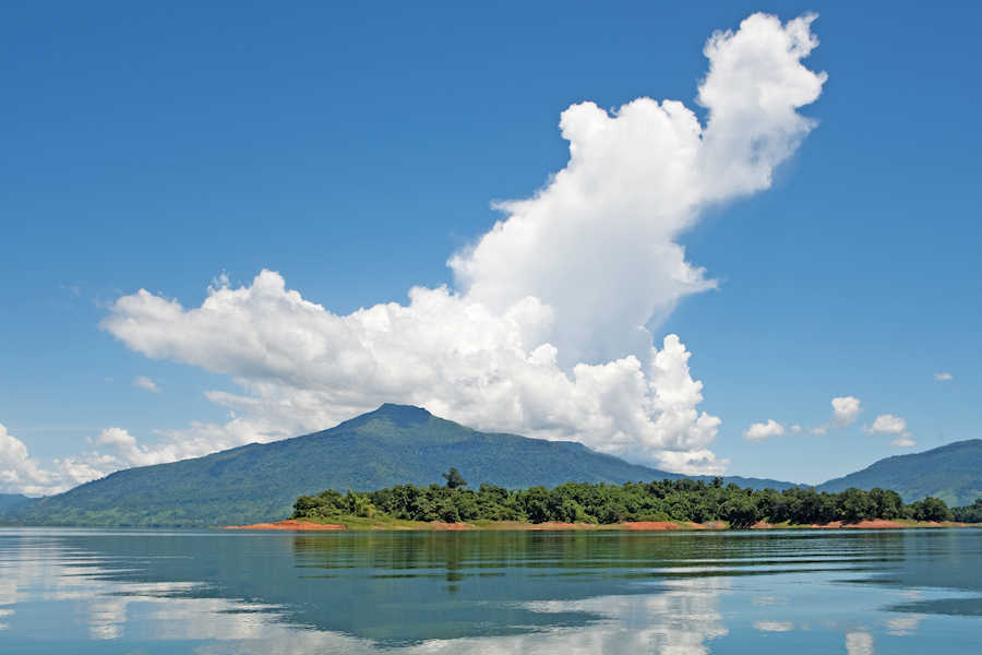 Web 900 Nam Ngum Stausee in Laos AdobeStock 26368207
