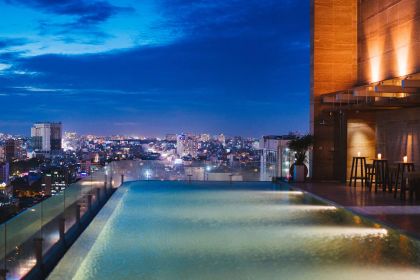 1280 Hotel des Arts Saigon Pool mit Ausblick abends