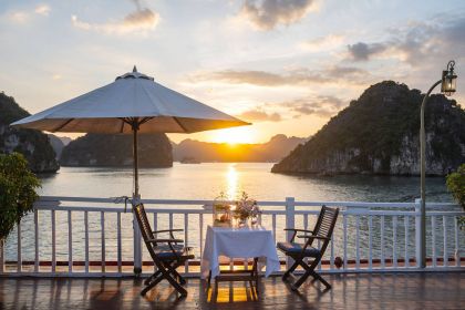1280 Indochina Sails Tisch an Deck