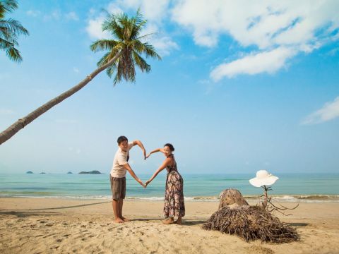 1280 Herz am Strand von Paar gemacht shutterstock 118394243