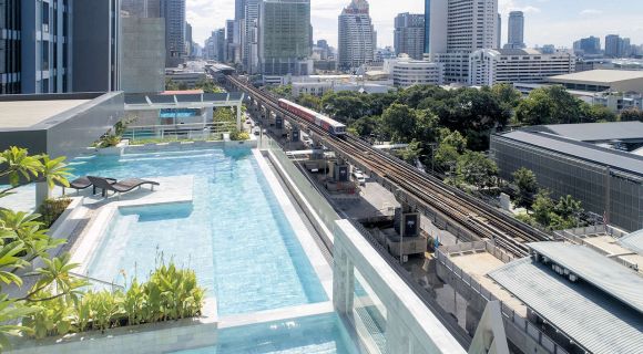 1280 Mode Sathorn Pool mit Blick Skytrain