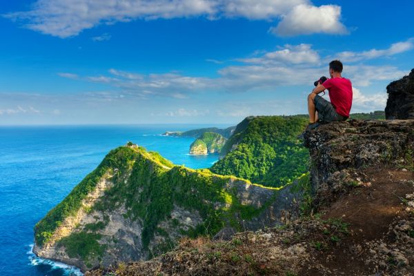 1280 Bali auf der Klippe shutterstock 1727901019