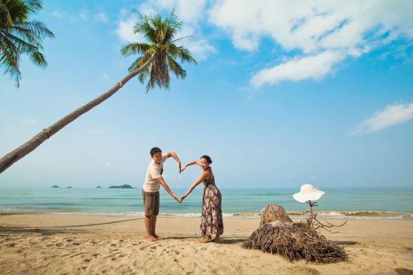 1280 Herz am Strand von Paar gemacht shutterstock 118394244